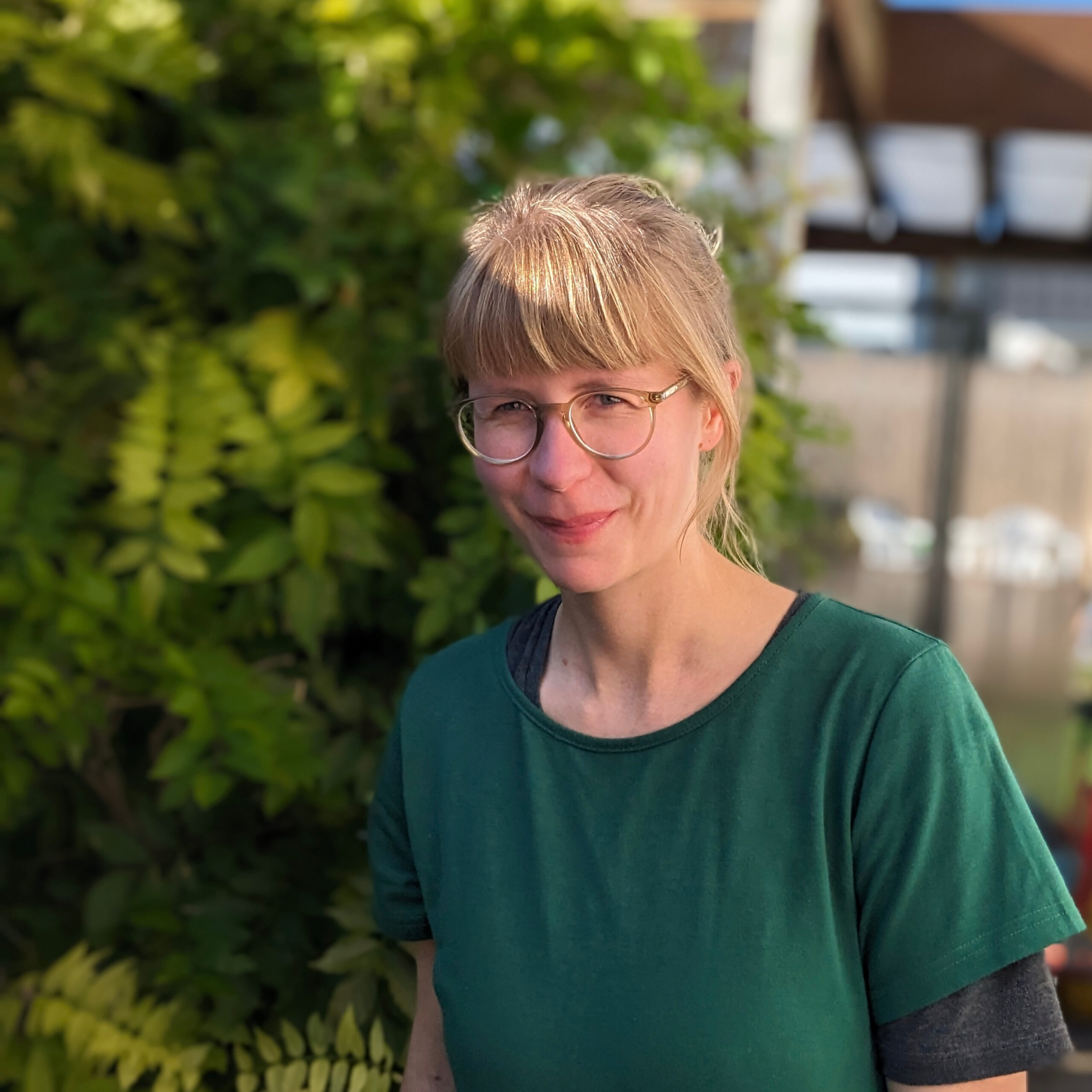 Nach ihrer Schulzeit in Kassel ist Hannah nach Tübingen gezogen und hat ihre schon früh als Kind entstandene Begeisterung für Bücher und Geschichten in ein Studium gesteckt: Internationale Literaturen und Indologie. 2017 ist sie zurück nach Kassel, um den Master in Germanistik zu beginnen. Durch die Geburt ihrer beiden Söhne, die temporäre Arbeit in einer Buchhandlung und ihr Studium steckt sie bis über beide Ohren im Thema Kinder-und Jugendliteratur. Beim storytales Festival organisiert sie Programmpunkte, recherchiert für die Bücherliste und stellt Anträge.