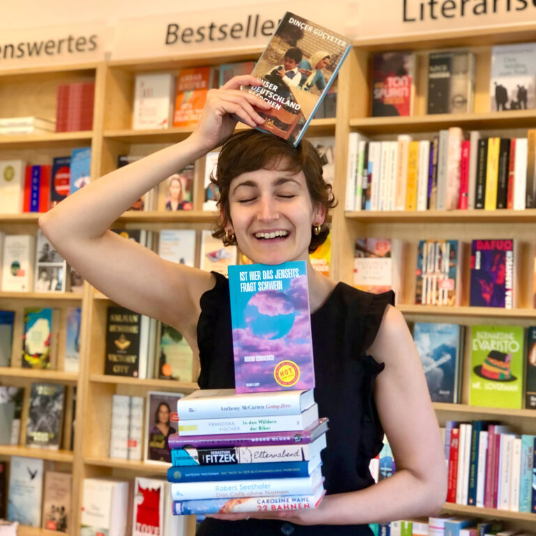 Jana liebt Bücher! Daher haben eigentlich alle Bereiche ihres Lebens mit ihnen zu tun: Wenn sie nicht gerade Bücher in Regale räumt oder verkauft, sitzt sie in der Buchkinderwerkstatt, schreibt viele Mails und spricht mit ganz unterschiedlichen Menschen. Sonst liest sie natürlich gerne: im Park, im Bus oder einfach auf einem gemütlichen Möbelstück. Beim storytales Festival kümmert sie sich in diesem Jahr mit Hannah um alles, was mit Geld zu tun hat. Außerdem erstellt sie viele verschiedene Listen und Dokumente. Aber am liebsten bringt sie zu den wöchentlichen Teamtreffen Croissants für alle mit.