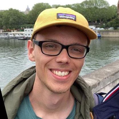 Leo Flemisch ist Pressereferent des Kasseler Rotopol Verlags und Comiczeichner. Nach seinem Studium der Amerikanistik in Bonn, Köln und Paris schrieb er seine Masterarbeit über die Comicreportage „Wir gehören dem Land“ von Joe Sacco. Neben seiner Verlagstätigkeit arbeitet Leo als freiberuflicher Pressereferent und Texter. Er ist Gründer der Bonner Comicanthologie „Comic Capsule“. Beim storytales Festival kümmert er sich um die Pressearbeit und sorgt dafür, dass möglichst viele Menschen auf das Programm aufmerksam werden.