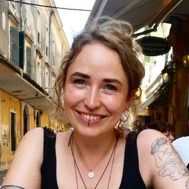 Sarah ist aus dem Fuldaer Umland mit einem kleinen Umweg über Gießen nach Kassel gekommen, um hier Kunst, Philosophie und Germanistik zu studieren. Begeistert von kleinen Kritzeleien, großen Worten, Schabernack und packenden Geschichten, ist sie 2022 als Vermittlerin zum sorytales-Team dazugestoßen. Dieses Jahr ist sie mitverantwortlich für den Halt des “fantastischen Geschichtenteppichs” auf dem Festival und macht sich Gedanken zur Vermittlungsarbeit. Nebenbei arbeitet sie als Lehrerin und versucht, genug Zeit freizuschaufeln, um auch selbst möglichst oft Bleistifte und Bücher in die Hände zu bekommen und sich darin zu verlieren.