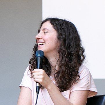 Selina wurde vor 37 Jahren in Frankfurt am Main geboren und hat erste eigene Bücher gestaltet, sobald sie lesen und schreiben konnte. Nach einem Abstecher in Berlin studierte sie in Kassel bildende Kunst, ihr Fotobuch „Halbe Tage“ erschien 2022 im Revolver Verlag. Durch ihre eigenen lesebegeisterten Kinder fand sie den Weg in die Jugendbibliothek Kassel und setzt sich seitdem intensiv mit Kinder-und Jugendliteratur auseinander. Neben eigenen Projekten, arbeitet sie im kunstpädagogischen Bereich und als Lehrerin und ist beim storytales Kinder-und Jugendbuchfestival für die Buchauswahl und das Programm zuständig.